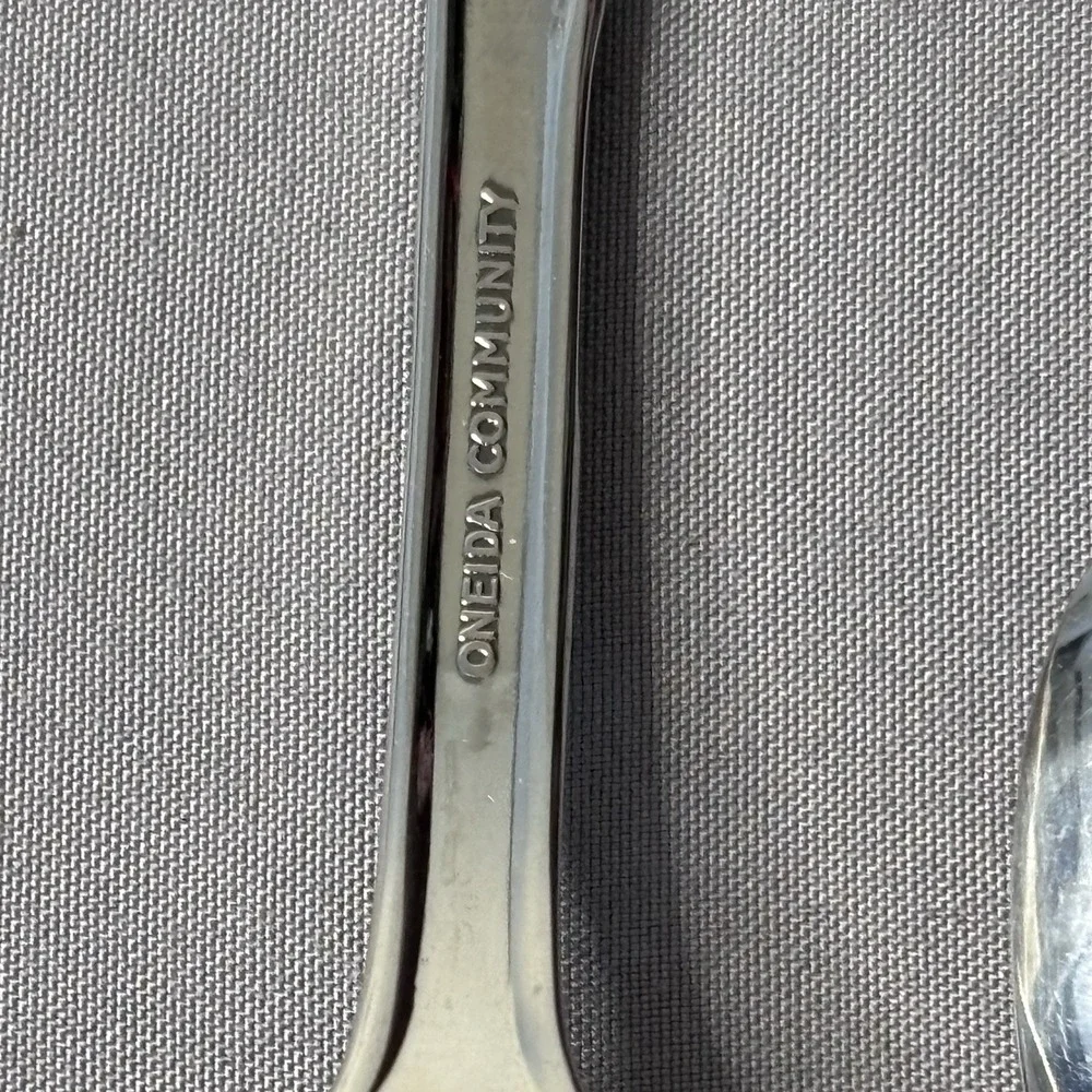 ONEIDA 2 Piece Baby/Toddler Spoons CUBBY‎ BEAR Stainless Flatware